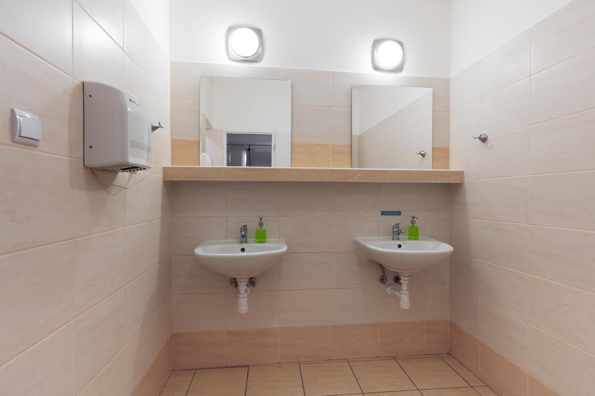 Patio Hostel Dorms Братислава Екстер'єр фото